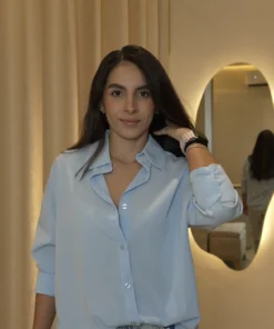 Camisa azul claro con cuello