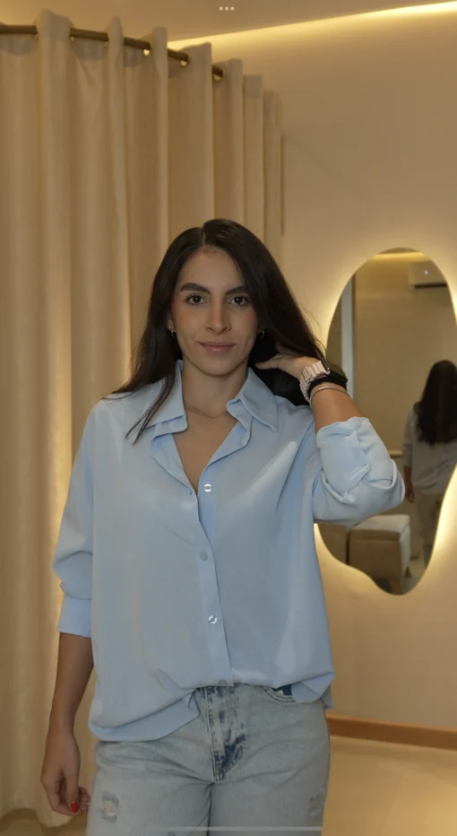 Camisa azul claro con cuello